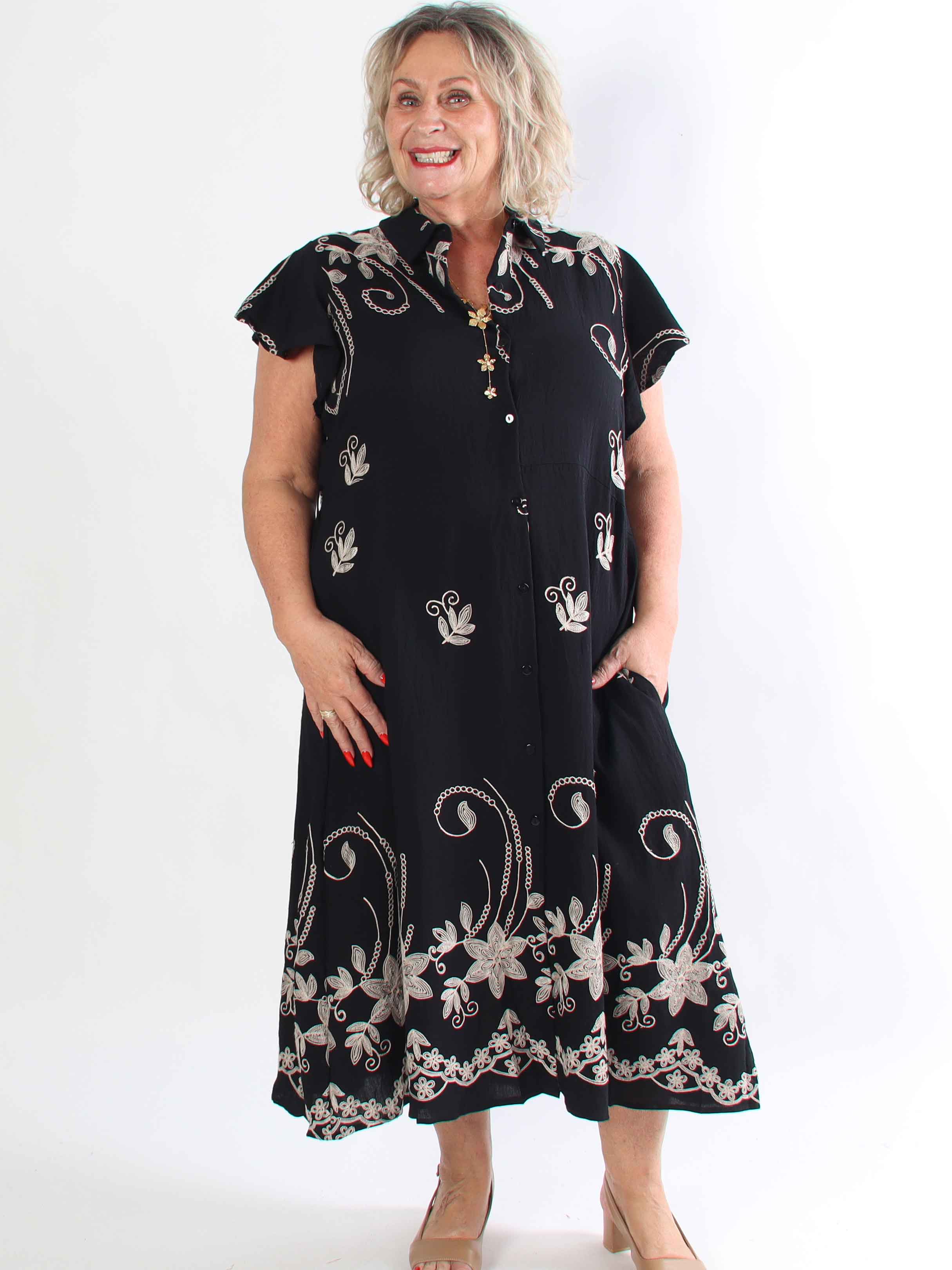 Marianne - Skjortklänning i viskos med broderade detaljer och volangärmar.